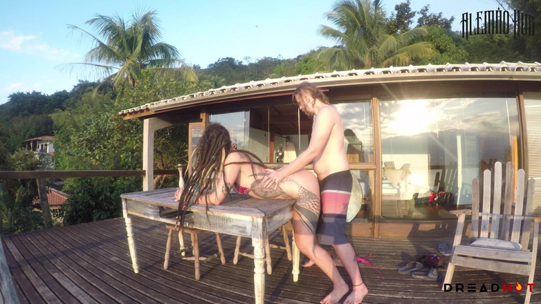 Alemao Hub: Gadis nakal rambut pirang ini dientot habis-habisan di pantai ilhabela