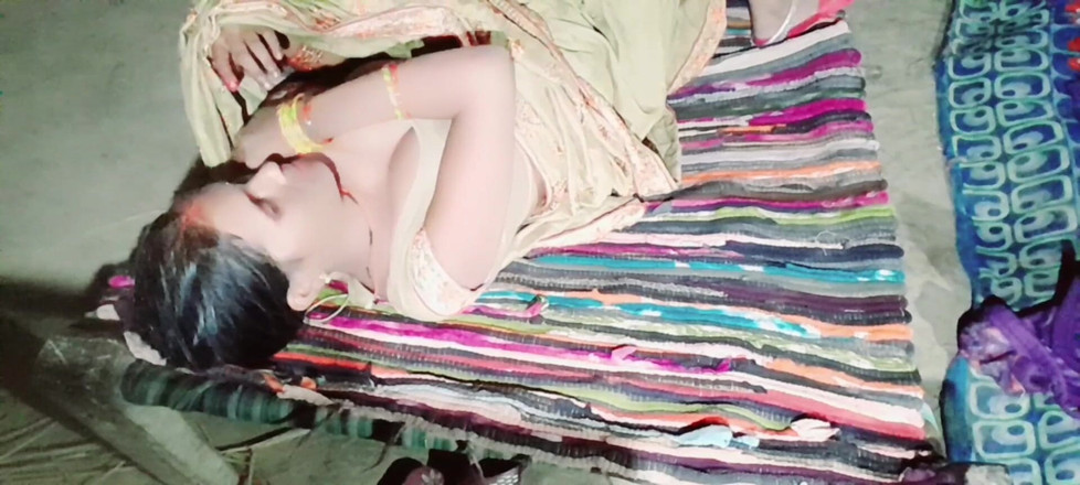 Renudbf: 当我的朋友女朋友出去印度热辣青少年性爱时，我操了他！真正的粗暴性爱