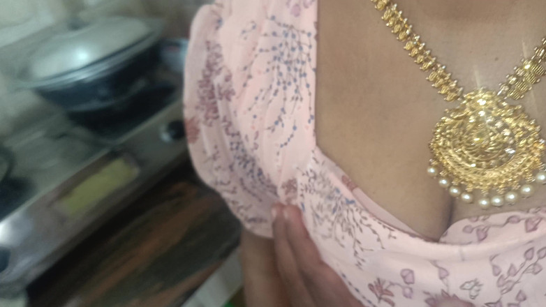 Laxi ammu: Sexy romantika v kuchyni hospodyňky