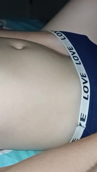 Curul mamei tale vitrege este foarte sexy, se masturbează și se masturbează în pat