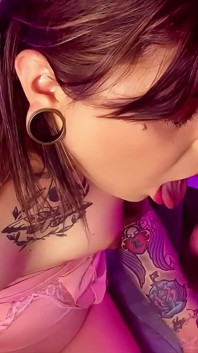 Девушка-транс Emma Ink сосет большой хуй со взбитыми сливками