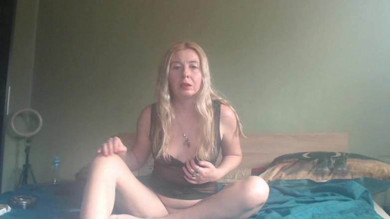 sunshinegoddes: Si cantik blonde bertetek besar menggerudi pepeknya dengan dildo!