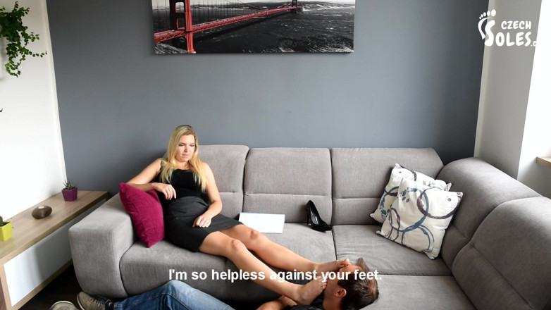Czech Soles - foot fetish content: seksi manovaigyanik rogi ko uske pairon ki pooja kara raha...