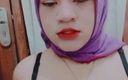 Shine-X: Hijab viral violet al femeii lumpur își strânge sânii și se masturbează