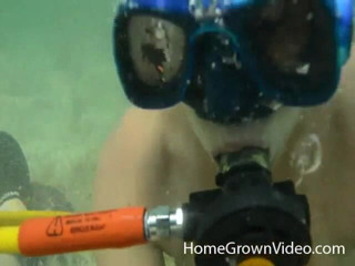 Homegrown Oral: Lars si masturba sott'acqua da Nikki