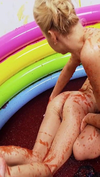 Fighe in piscina scena 3 due bionde magri in bikini vengono nella piscina jelly