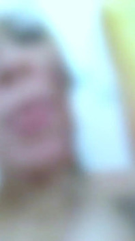 Sexy blonďatá hubená teenagerka je svedena lesbickou sousedkou