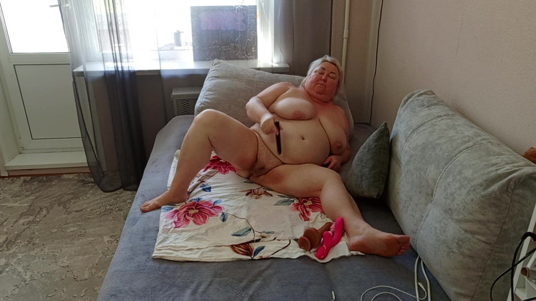 Zona901: Соседка показала свои огромные сиськи, волосатую киску и задницу