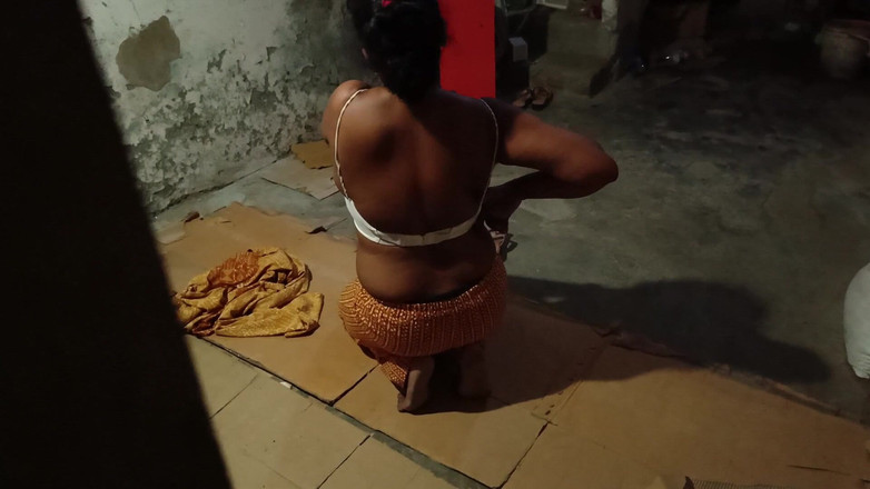 Nirman: Bhabhi mit dickem arsch zieht sich um und beobachtet junge