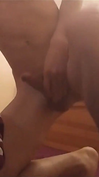 Foda e engole porra própria, gêmeos com tesão gemendo, rolando os olhos, orgasmo alto, rosto sorrindo