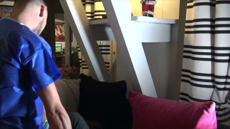 Sneaker gay: Er beeindruckt seinen besten Freund