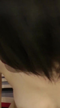 漂亮的黑发女郎在第一人称视角下被肛交
