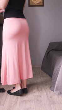 Mince maxi jupe, ligne de culotte visible, dilemme