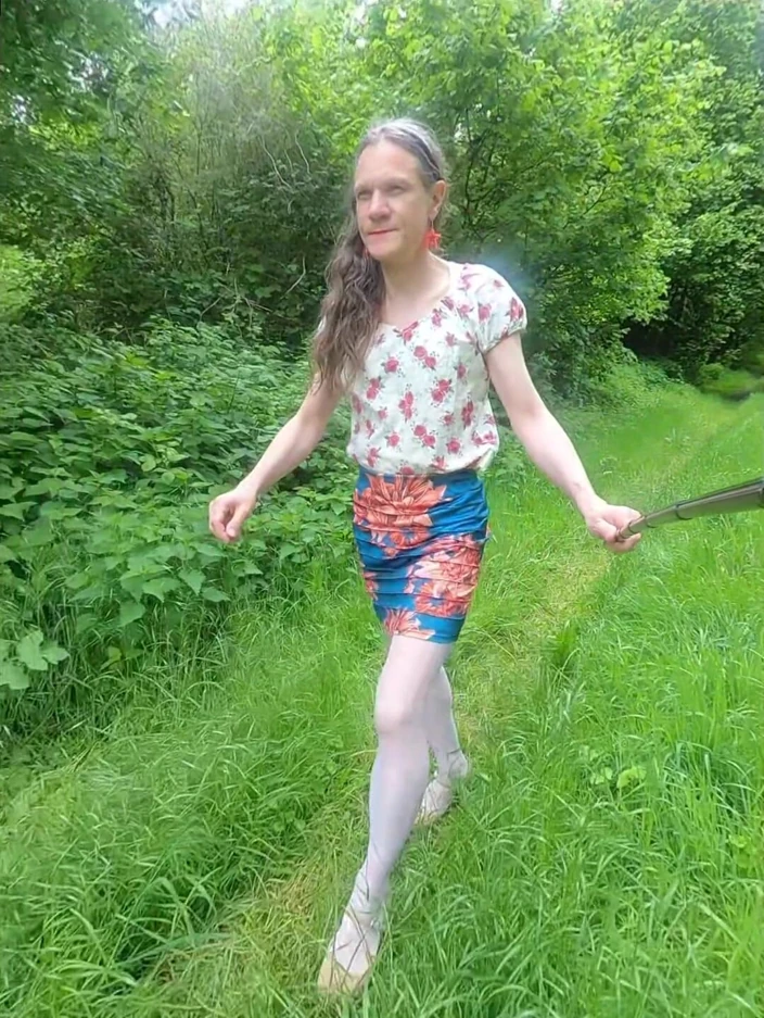Hollys Bella: Slutty Bella Goes for a Walk and a Wank