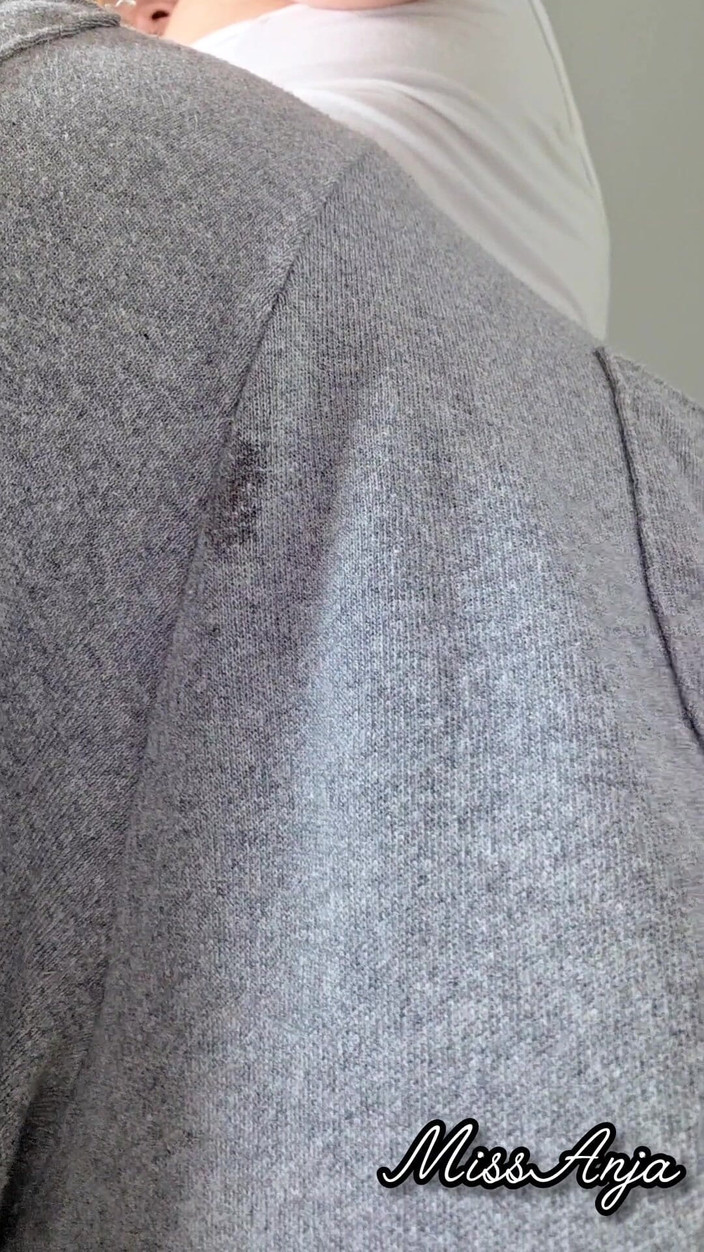 MissAnja_FH: Scoregge rumorose sudata nei miei pantaloni di tuta grigi