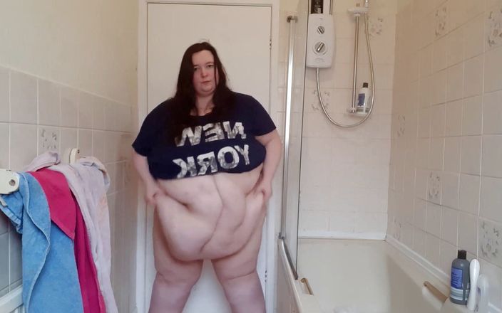 SSBBW Lady Brads: Grandota culona muestra vientre gordo con sacudidas y batidos