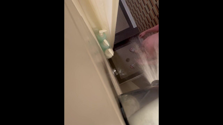 Chase Dixon Butz: Pamer badan di kamar mandi
