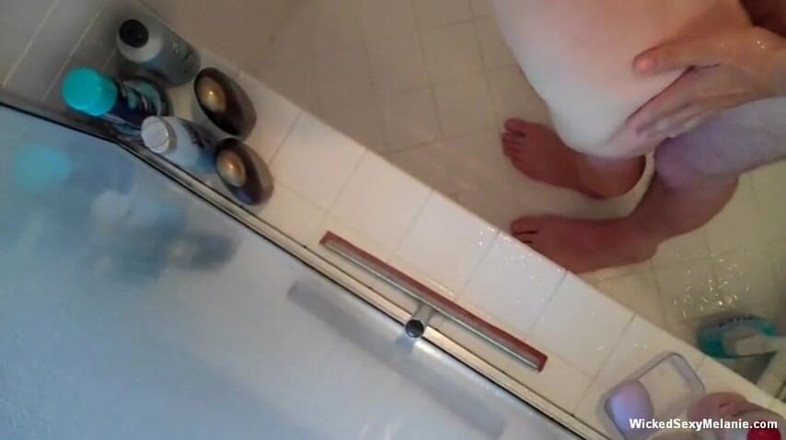 Wicked Sexy Melanie: Senhora mais velha com tesão está chupando dois pau duro