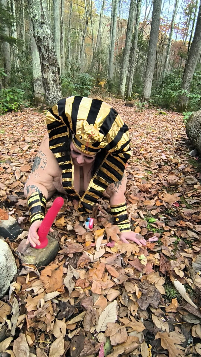 HerculesnVENUS: Co dělá ta děvka v těch listech? na kolenou?