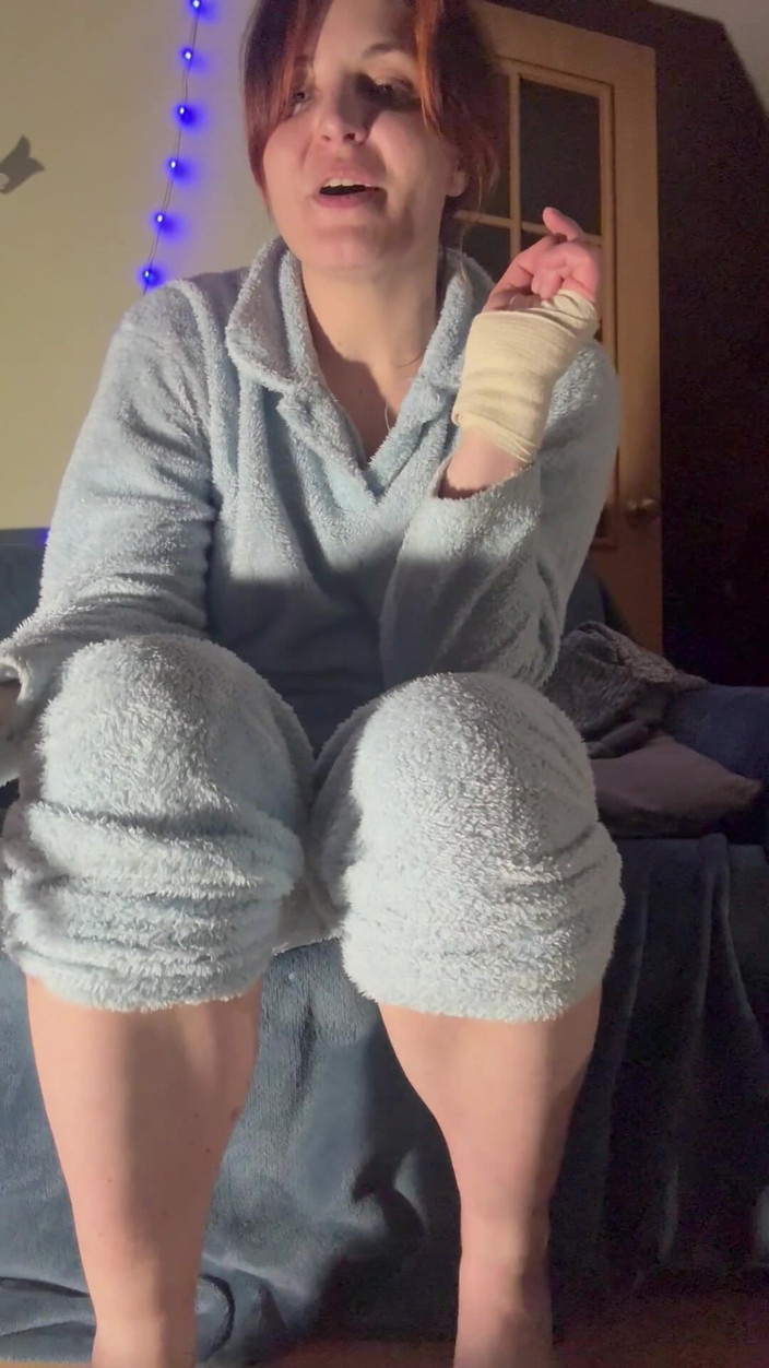 Elena917: Sudore, calzini e piedi sporchi adorazione dominazione punto di vista...