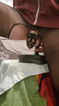 Femboy étire son petit trou