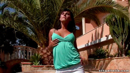 ATKIngdom: Stacy手指在户外乱搞她的甜美阴户