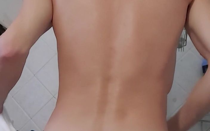 Boy jerking off: Hãy đến tắm nước nóng với tôi?