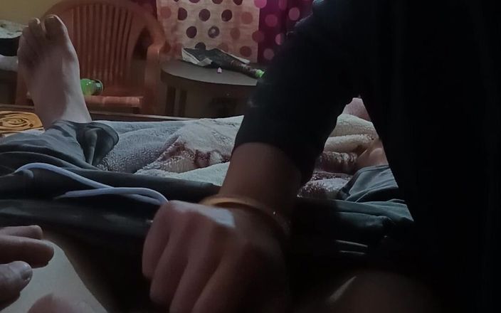 Real desi indian sex: Indisk Desi Bhabhi suger och ger handjob till älskare n klipper...