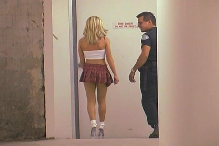 THAGSON RETRO: ブロンドの美女が警官に激しく突かれる - 絶頂の爆発