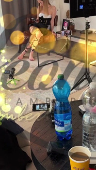 Ze negeert eerst de grote lul, maar nog steeds strelend, controleert hem dan in femdom-stijl en laat hem klaarkomen op haar benen