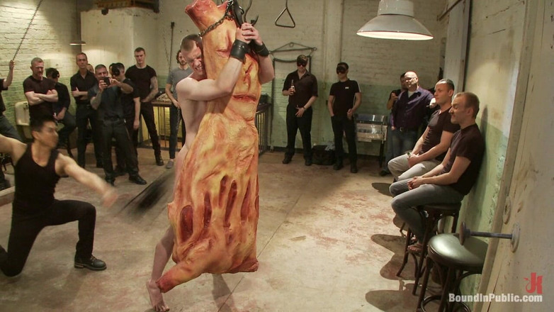 Bound in public: Velký hřebec dostane jeho zadek ošukaný do zadku v nakukovaná
