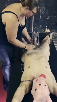 Dominatrix älskarinna April - Tre slav med en piska del fem