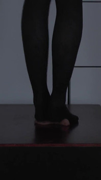Otrokův orgasmus pod punčochami paní Cleo