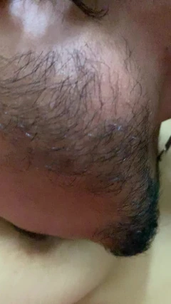 Echt Indisch meisje speelt met zichzelf op het bed terwijl ze tijdens de video vuile Hindi-woorden fluistert