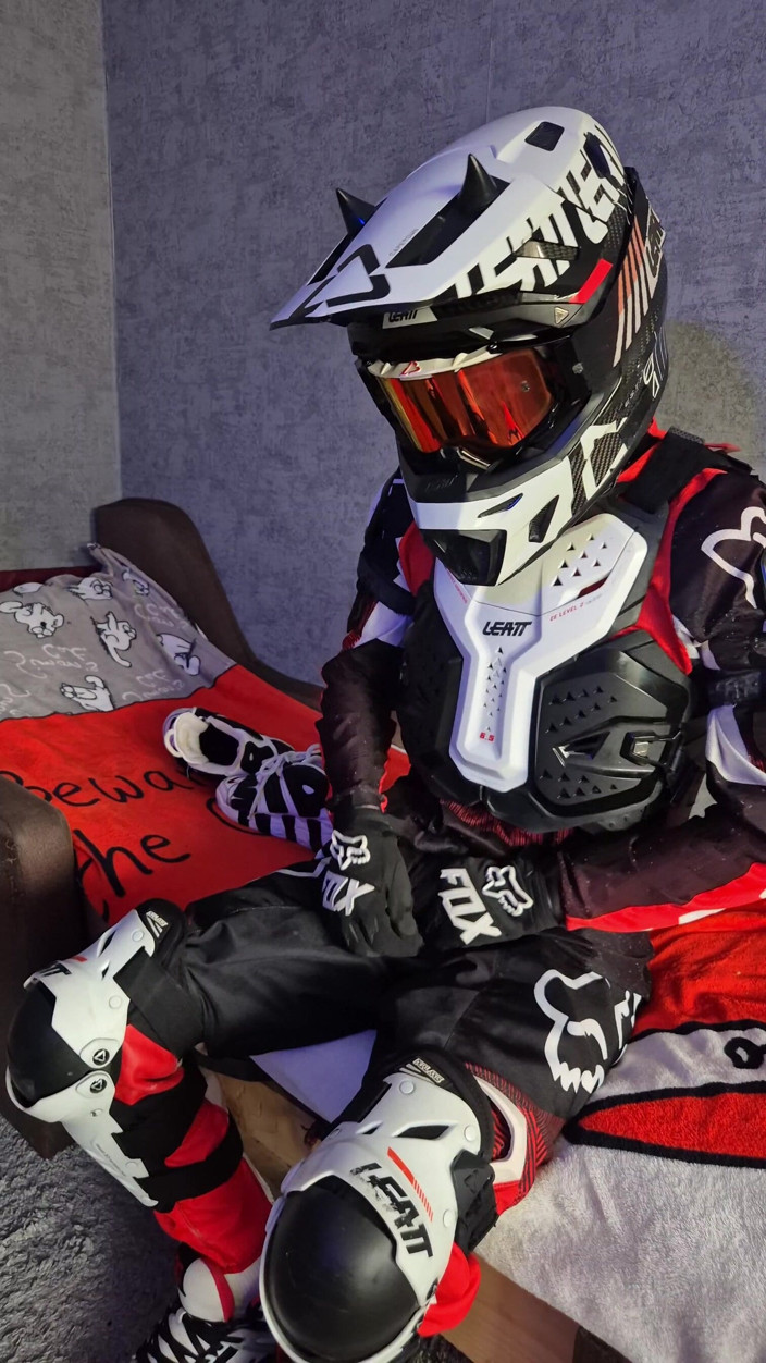 Sneakersmax98: Seorang lelaki yang teruja dalam gear motosikal mengongkek si kasutnya