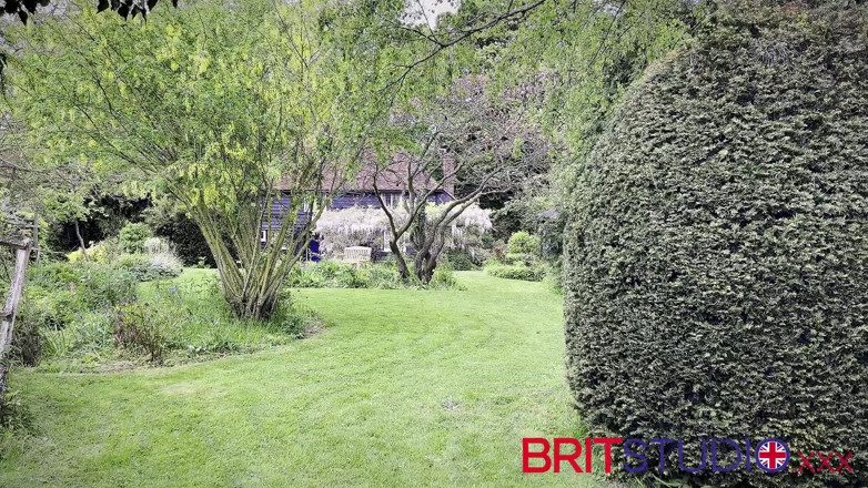 Brit Studio: Stygg sjuksköterska äter sperma på sin paus