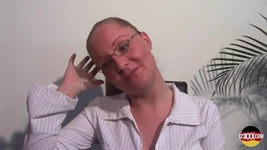 Rubia de culo gordo de Alemania rociando sus tetas