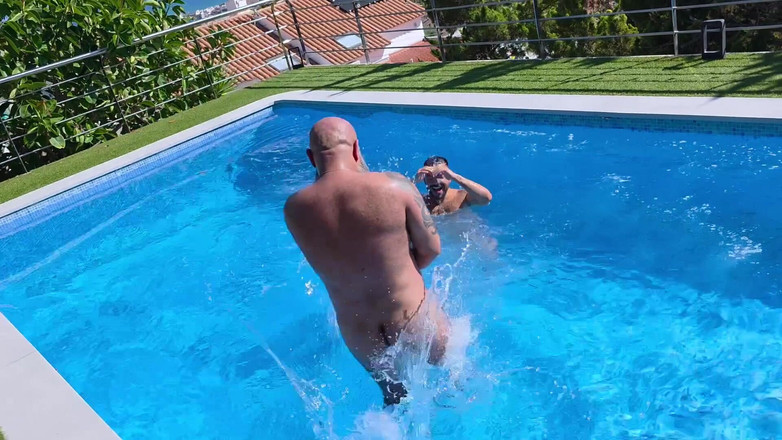 Charlie Ferreira: Surové plemene u bazénu - vousatý medvěd a Charlie Ferreira