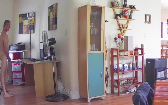 Hunggaystudza: Se promener à poil à la maison