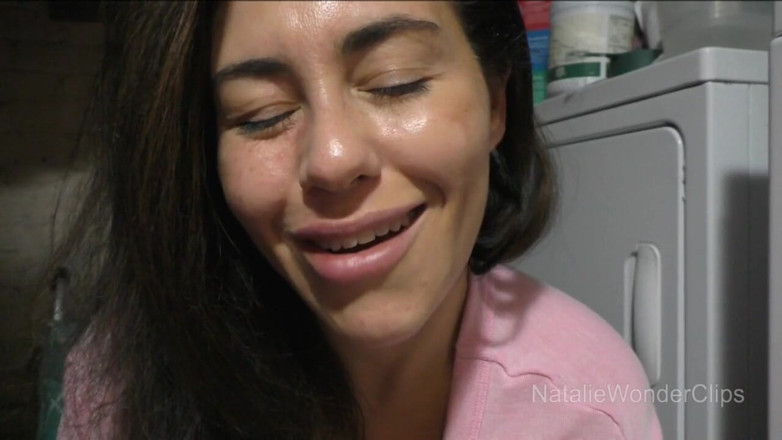 Natalie Wonder: kapre dhone ke kamre men sauteli mammi ka saamna karna...