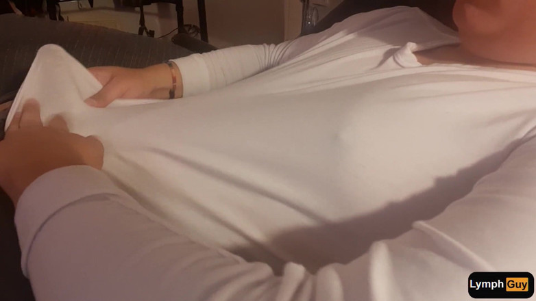 Lymph Guy: Das spielen mit meinen nippeln macht mich geil