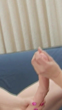 Lesbian hot lagi asik fingering dan muasin memeknya pakai dildo di sofa