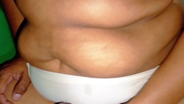 BigassMILF40: सुंदर शरीर वाली तमिल आंटी कहती हैं, वह चाहती हैं कि मैं आपको इस तरह चूसती हूं।