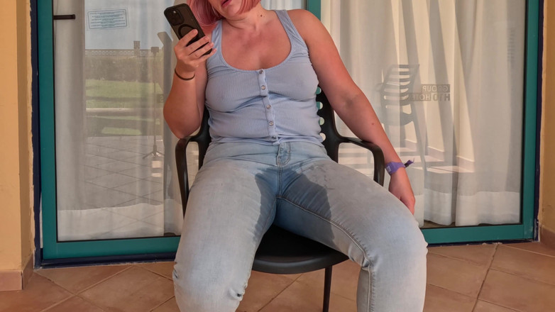 Emma Voyeur: Balkon Pełny Pęcherz - Zamknięte I Zwilżające Dżinsy