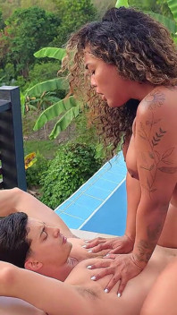 Scopo una MILF colombiana all'aperto