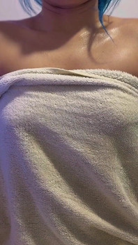 Massaggio con olio con tette calde