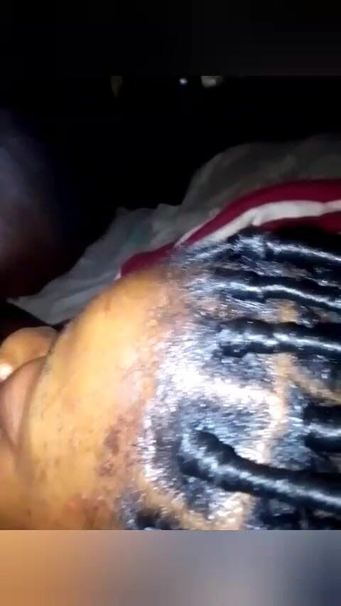 Pornsexlive: Návrhářka s malými kozami šuká svého nevlastního bratra