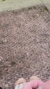 Gran polla corriéndose al aire libre en tacones