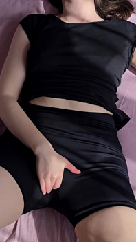 Branlette super sexy et éjaculation sur mon nouveau short noir !