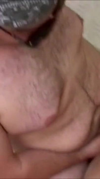 La ragazza bbw riceve un carico caldo in bocca da vicino